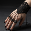 Bracelet-Bagues Gothique Dentelle Noire - Hand Chain 5 Doigts Slave Bracelet